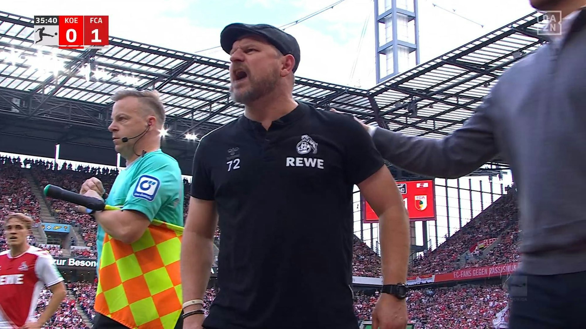 Steffen Baumgart schreit in Richtung der Bank des FC Augsburg