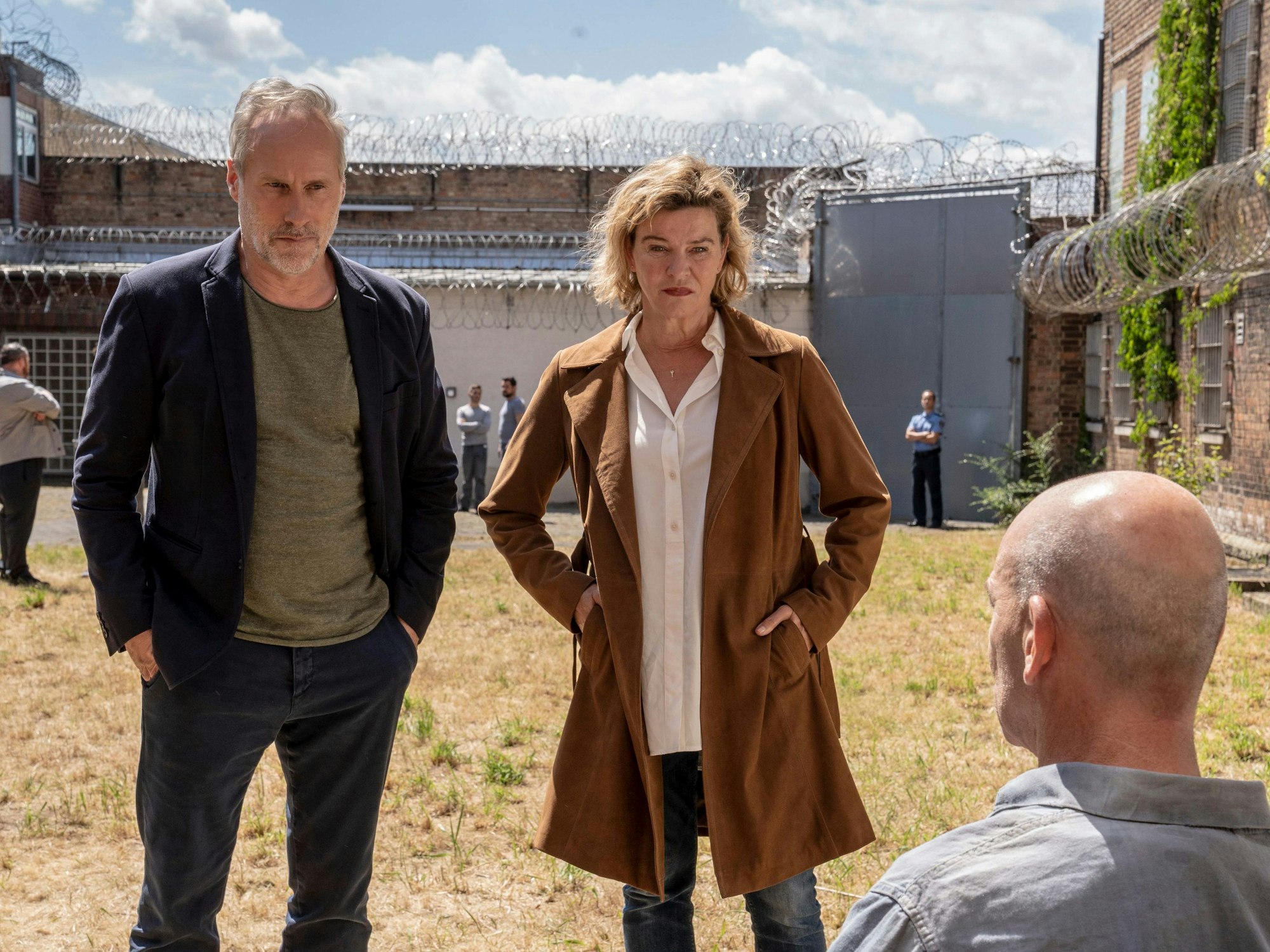 ARD/HR TATORT: LEBEN TOD EKSTASE, Fernsehfilm, Deutschland 2022, Regie: Nikias Chryssos, am Sonntag (16.10.22) um 20:15 Uhr im ERSTEN.
(v.l.n.r.) Paul Brix (Wolfram Koch), Anna Janneke (Margarita Broich) und Dr. Adrian Goser (Martin Wuttke).