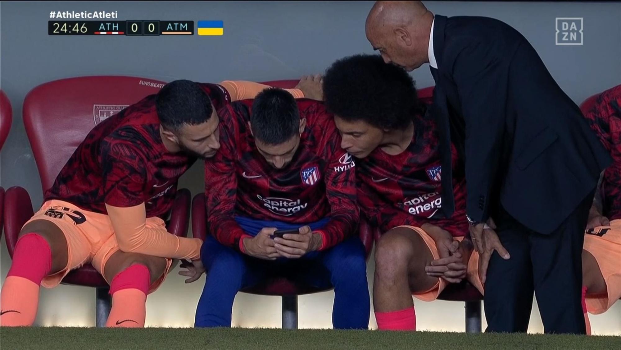Beim Spiel zwischen Athletic Bilbao und Atlético Madrid verfolgen die Gäste-Spieler während der Partie auf einem Handy die Übertragung, um eine Schiri-Entscheidung zu prüfen.