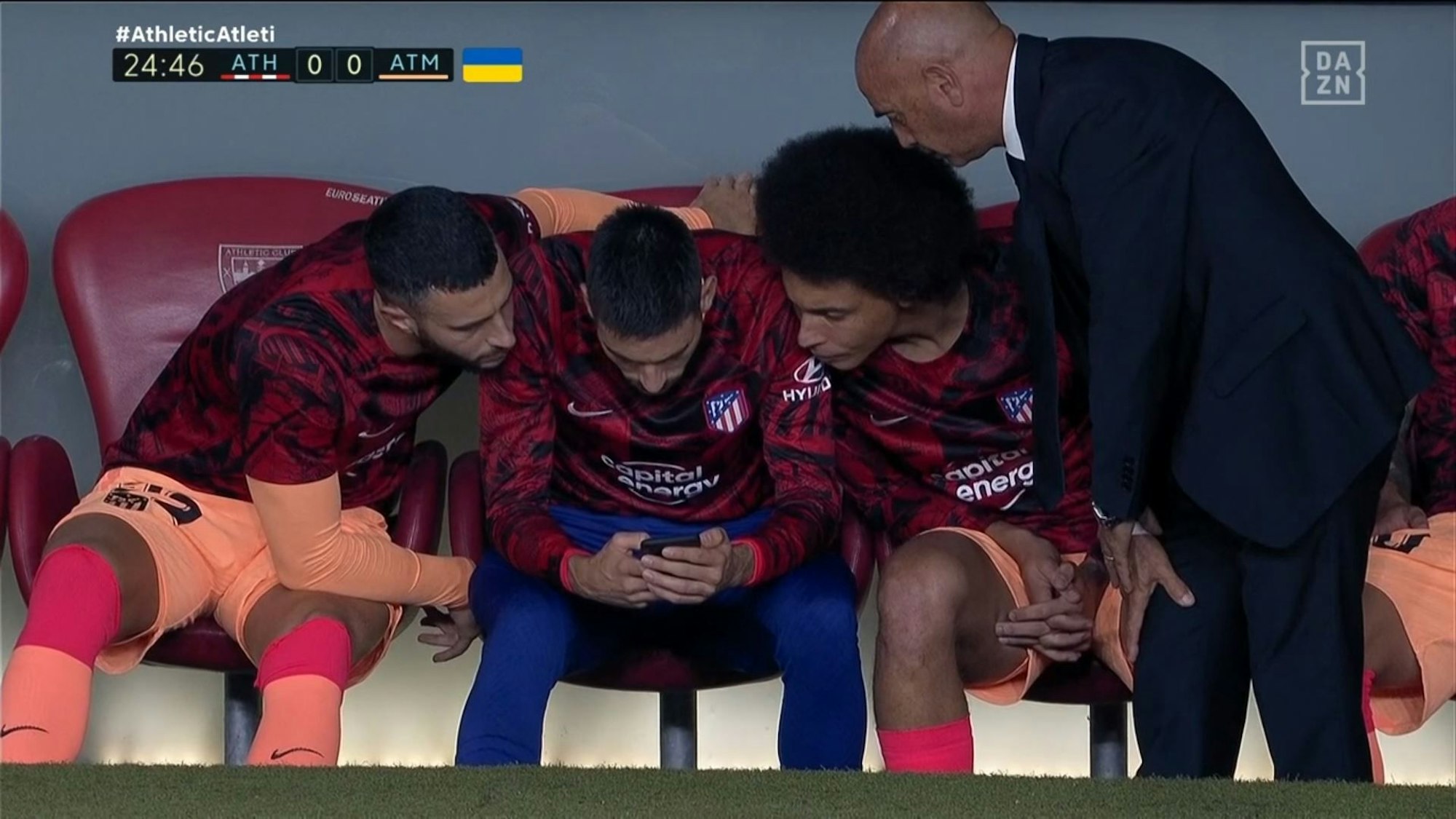 Beim Spiel zwischen Athletic Bilbao und Atlético Madrid verfolgen die Gäste-Spieler während der Partie auf einem Handy die Übertragung, um eine Schiri-Entscheidung zu prüfen.