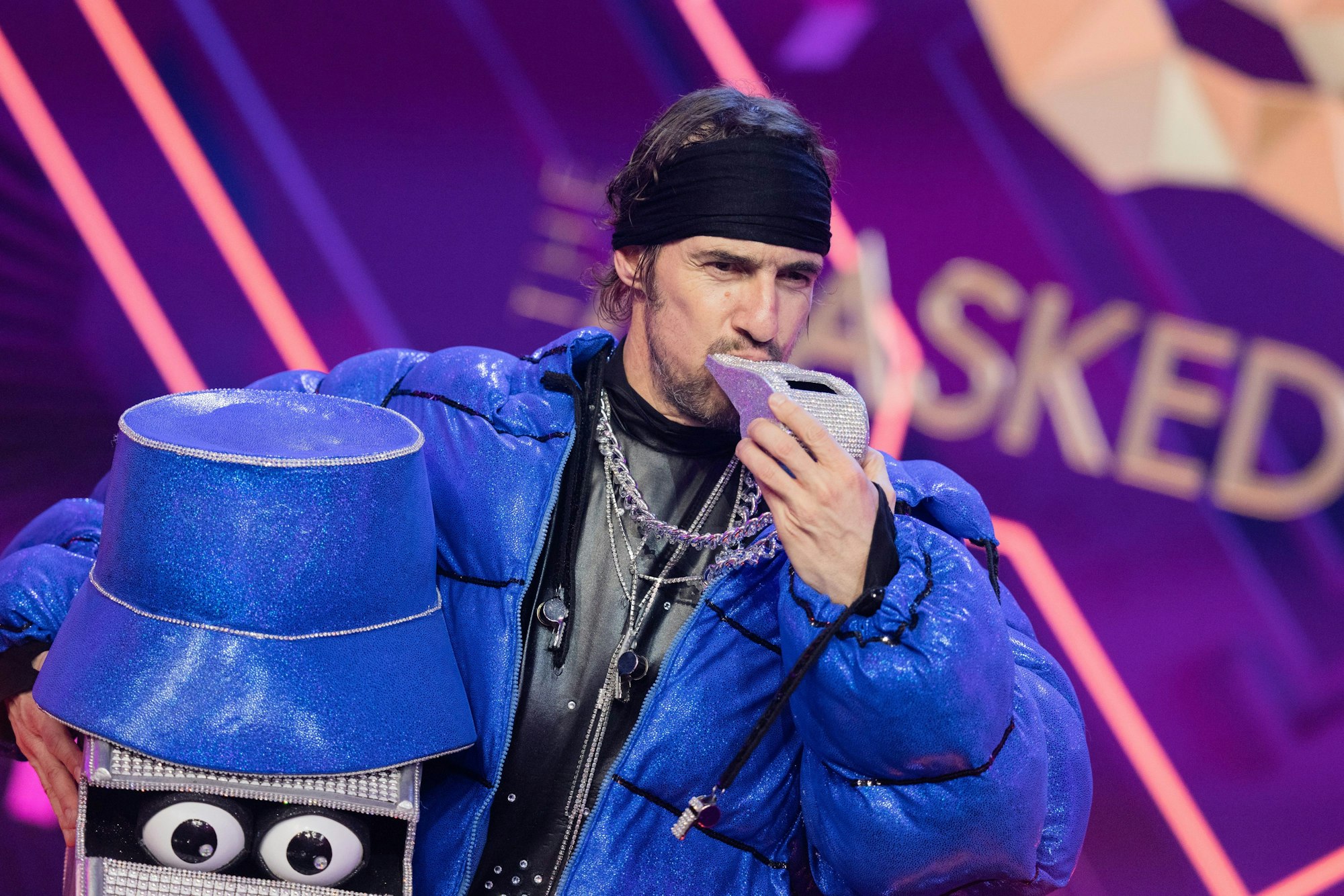 Thomas Hayo, Creative Director, steht als Figur «Die Pfeife» in der Prosieben-Show «The Masked Singer» auf der Bühne.