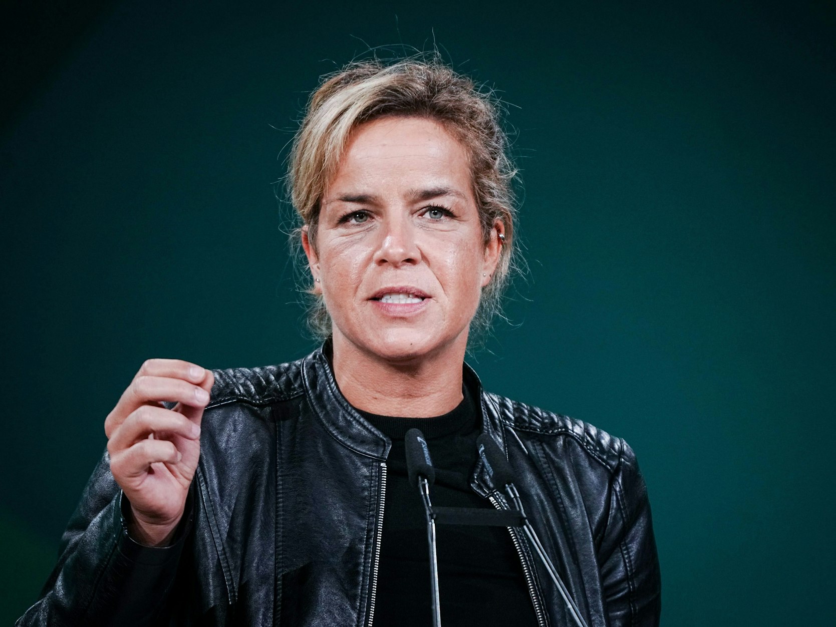 Mona Neubaur (Bündnis 90/Die Grünen), Ministerin für Wirtschaft, Industrie, Klimaschutz und Energie sowie stellvertretende Ministerpräsidentin des Landes Nordrhein-Westfalen, spricht beim Grünen-Bundesparteitag.