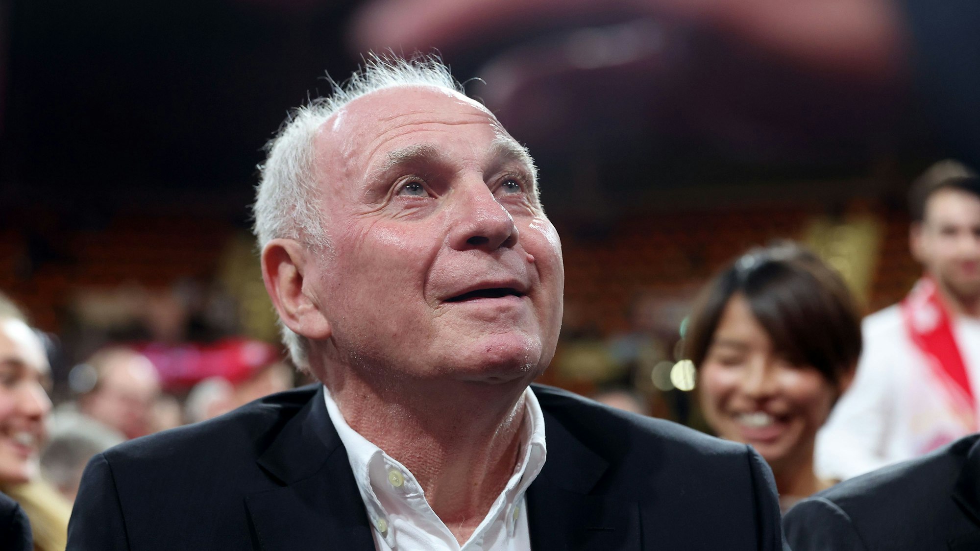 Uli Hoeneß sitzt bei der Jahreshauptversammlung des FC Bayern München im Publikum.