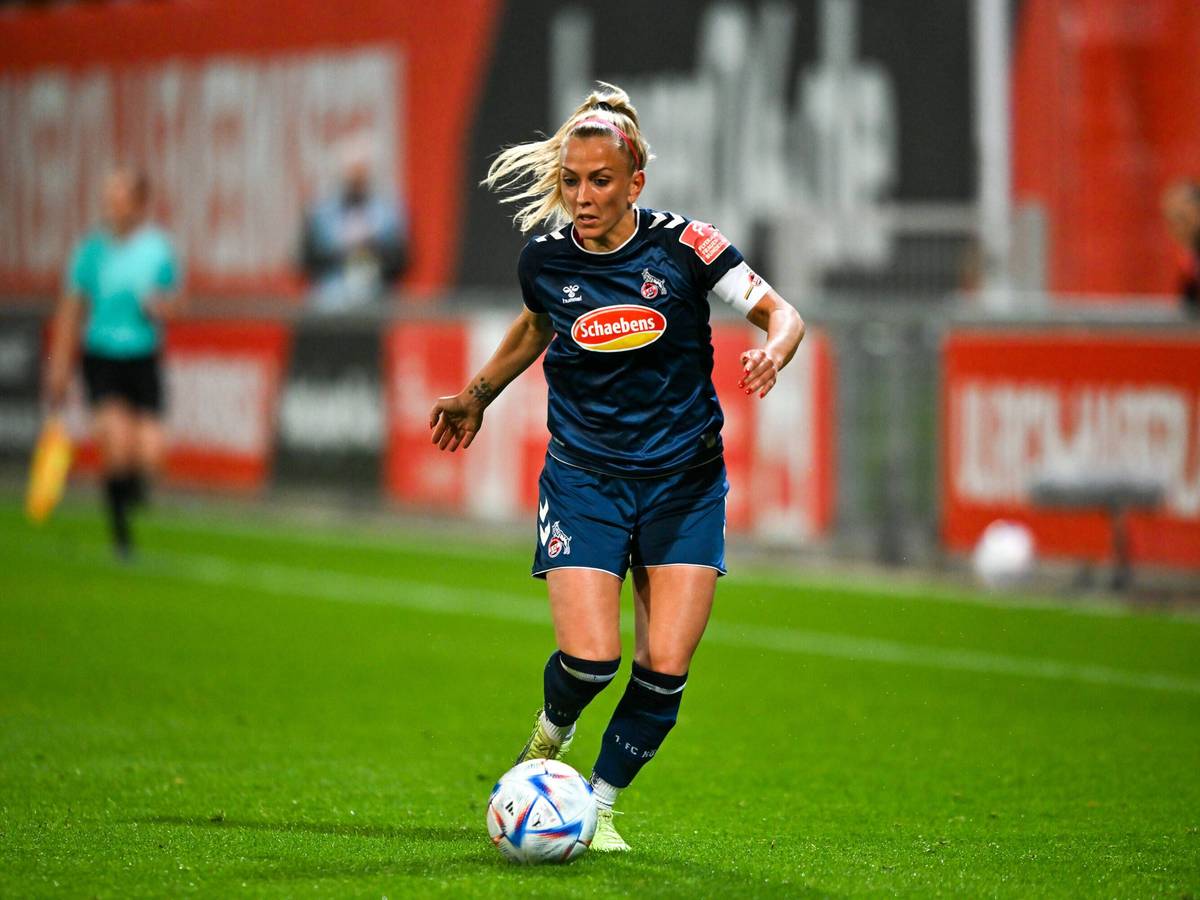 Mandy Islacker führt den Ball am Fuß.