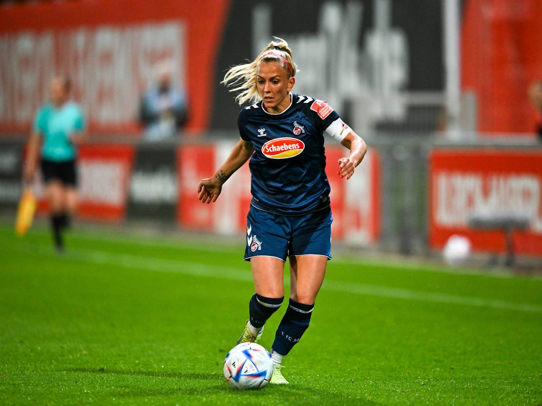 Mandy Islacker führt den Ball am Fuß.