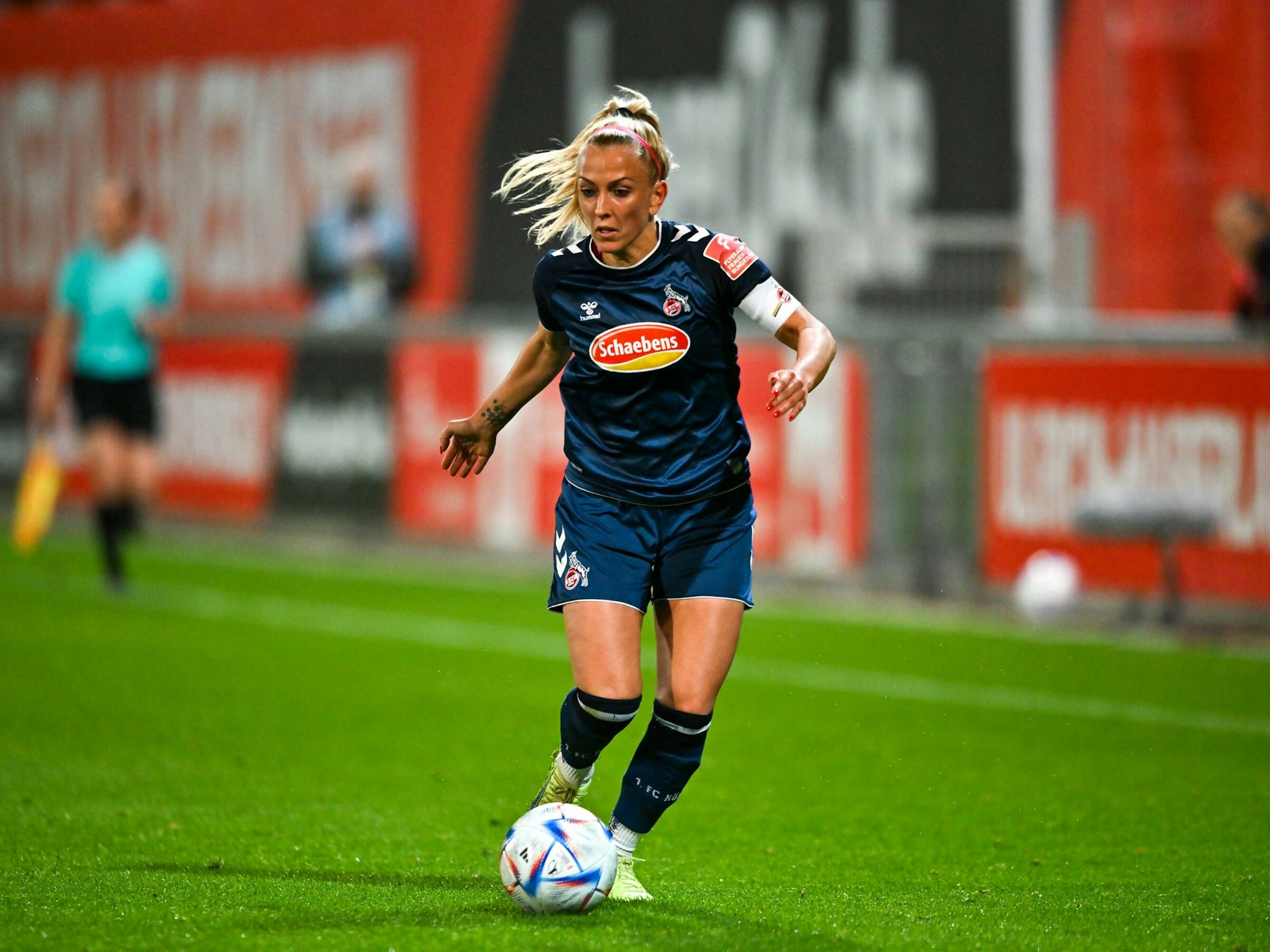 Mandy Islacker führt den Ball am Fuß.