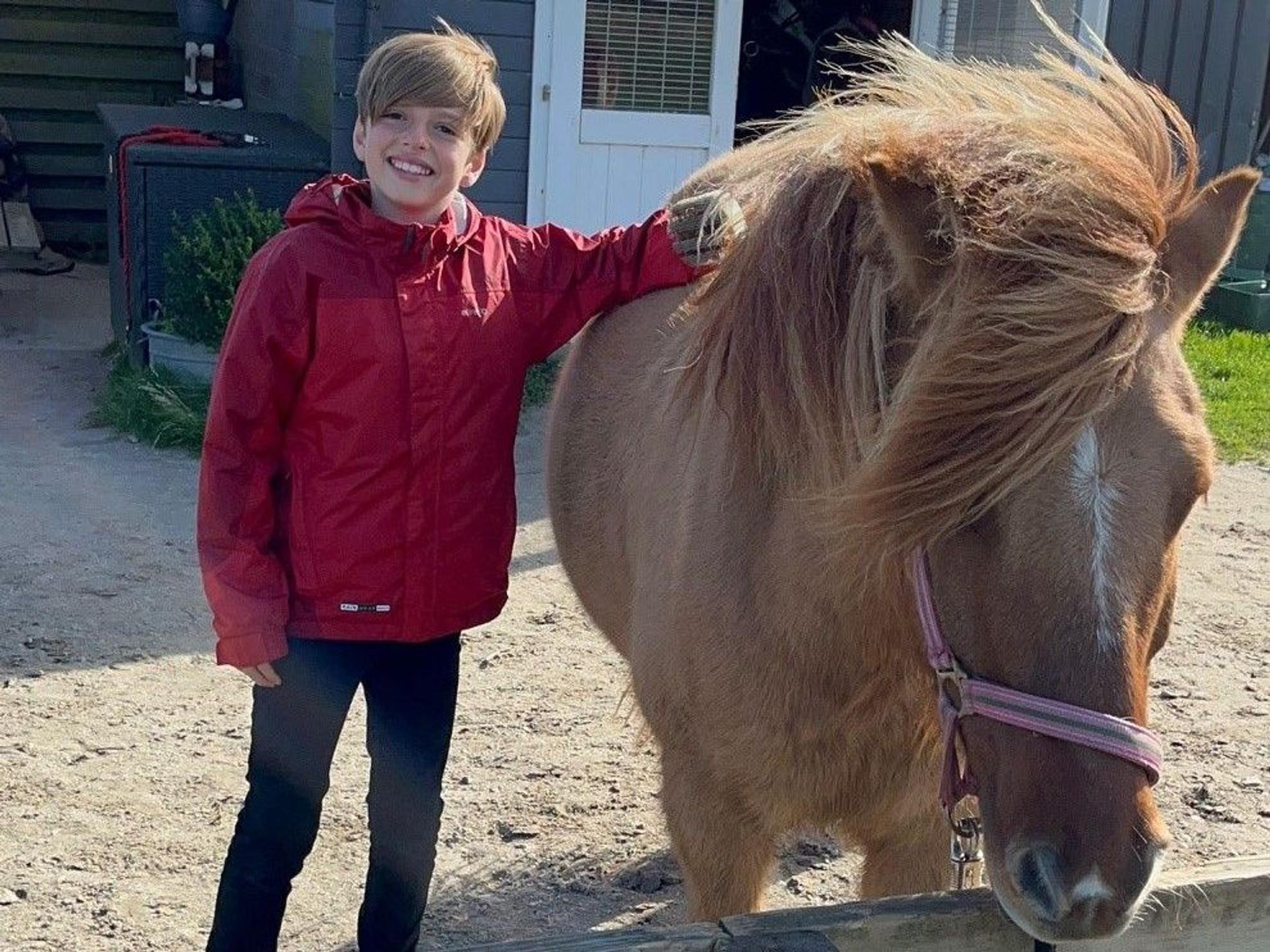 Mats und sein Isländerpferd vor dem Ausritt.