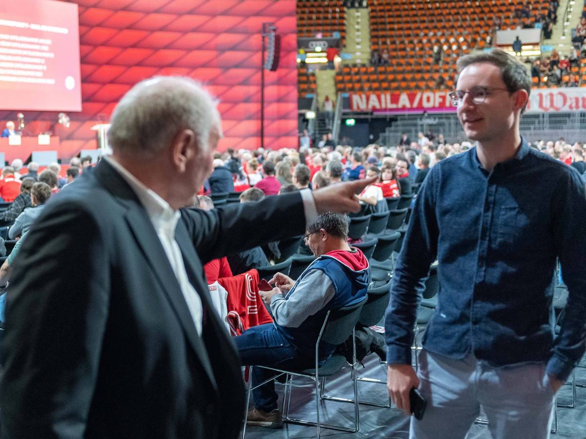 Uli Hoeneß spricht auf der Jahreshauptversammlung des FC Bayern München mit Mitglied und Katar-Kritiker Michael Ott.