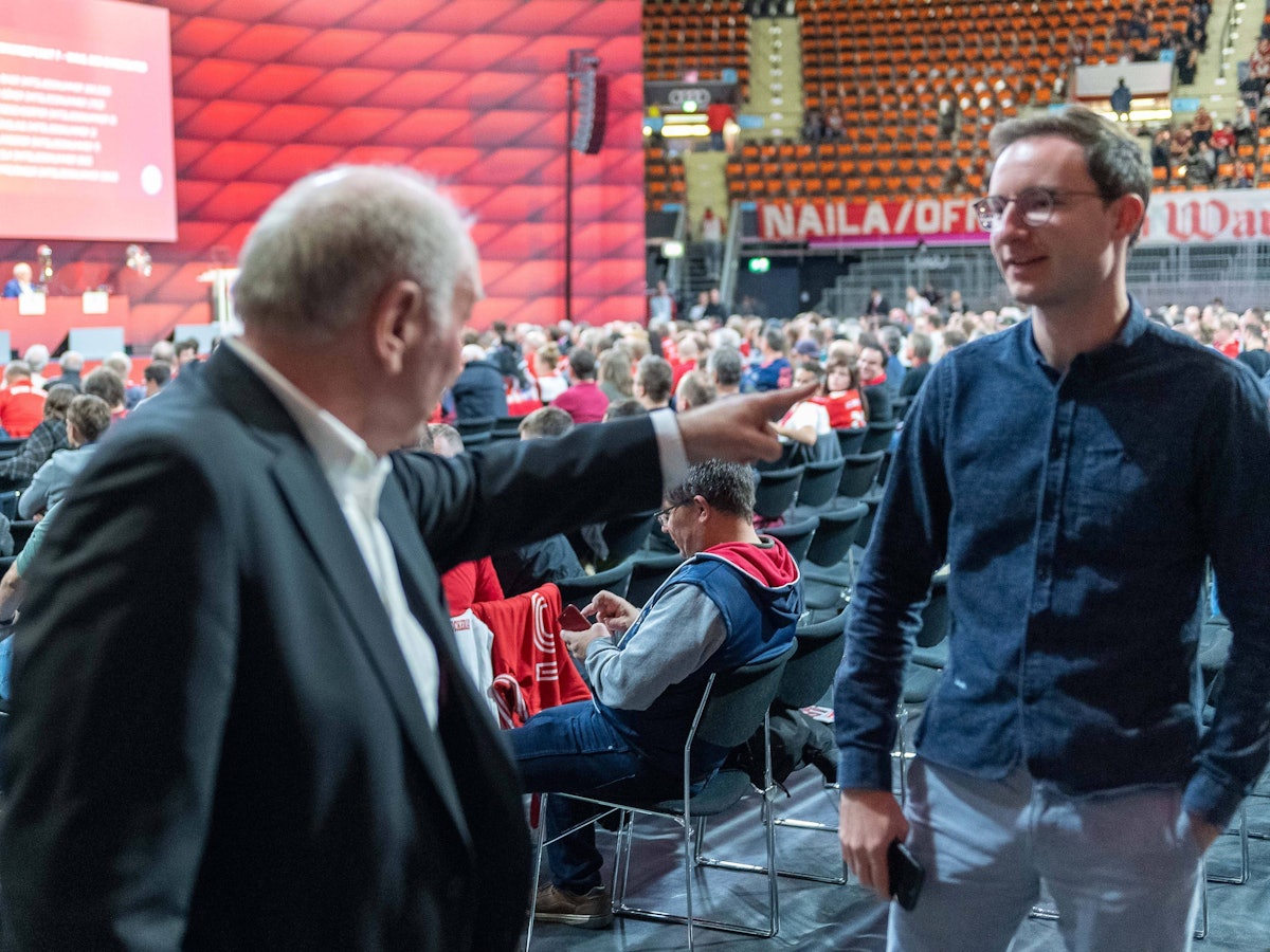 Uli Hoeneß spricht auf der Jahreshauptversammlung des FC Bayern München mit Mitglied und Katar-Kritiker Michael Ott.
