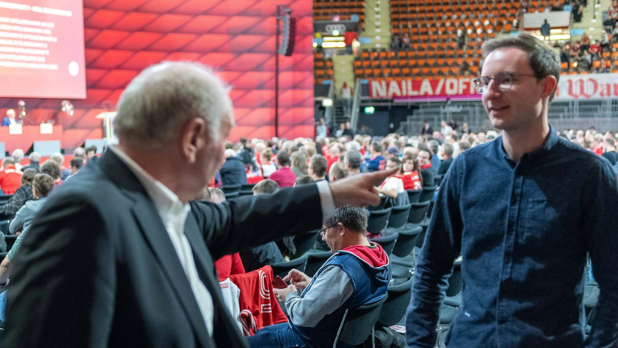 Uli Hoeneß spricht auf der Jahreshauptversammlung des FC Bayern München mit Mitglied und Katar-Kritiker Michael Ott.