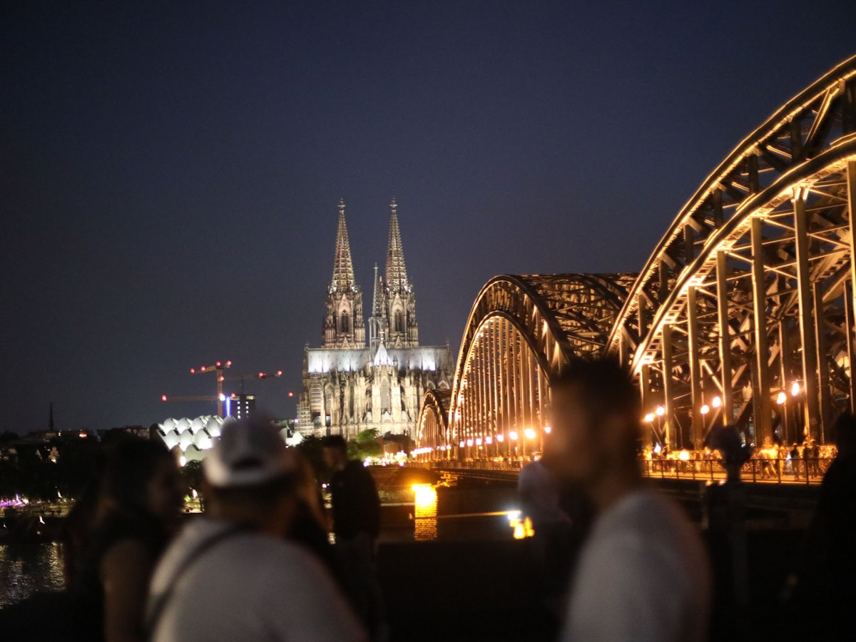 Dem Kölner Dom und die Hohenzollernbrücke am Rheinboulevard in Deutz, aufgenommen im Juni 2022.