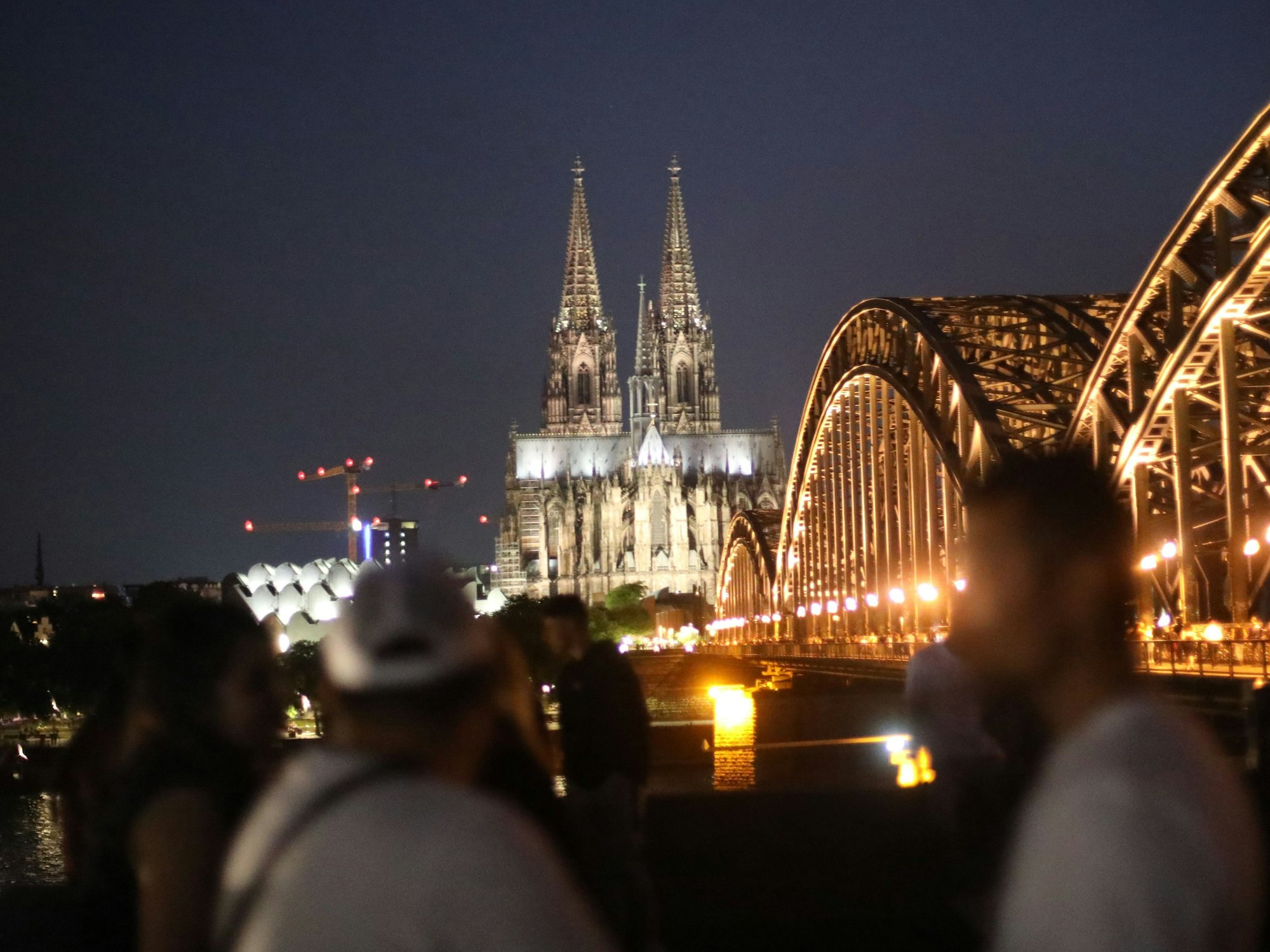 Dem Kölner Dom und die Hohenzollernbrücke am Rheinboulevard in Deutz, aufgenommen im Juni 2022.