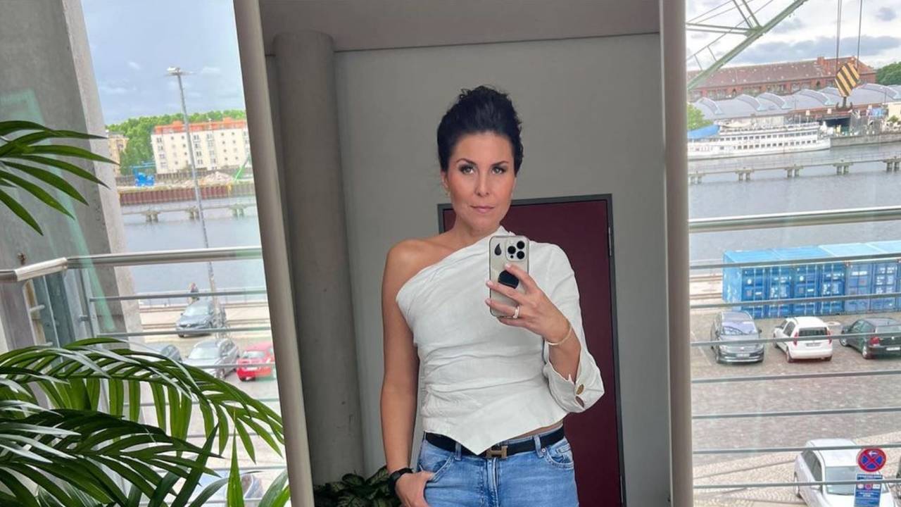 Vanessa Blumhagen posiert für ein Instagram-Selfie vor dem Spiegel.