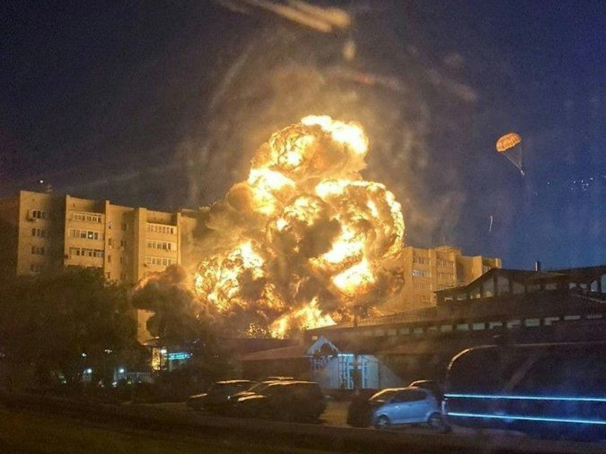 Flammen und Rauch steigen aus einem Gebäude hervor, nachdem ein Kampfflugzeug in ein Wohngebiet gestürzt ist.