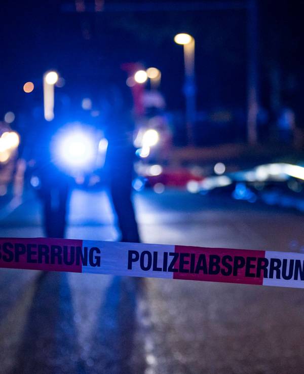 Beamte der Polizei sichern einen abgesperrten Tatort.