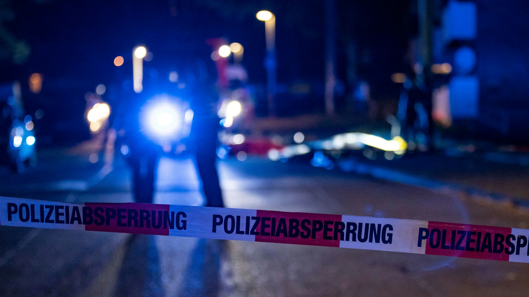 Beamte der Polizei sichern einen abgesperrten Tatort.