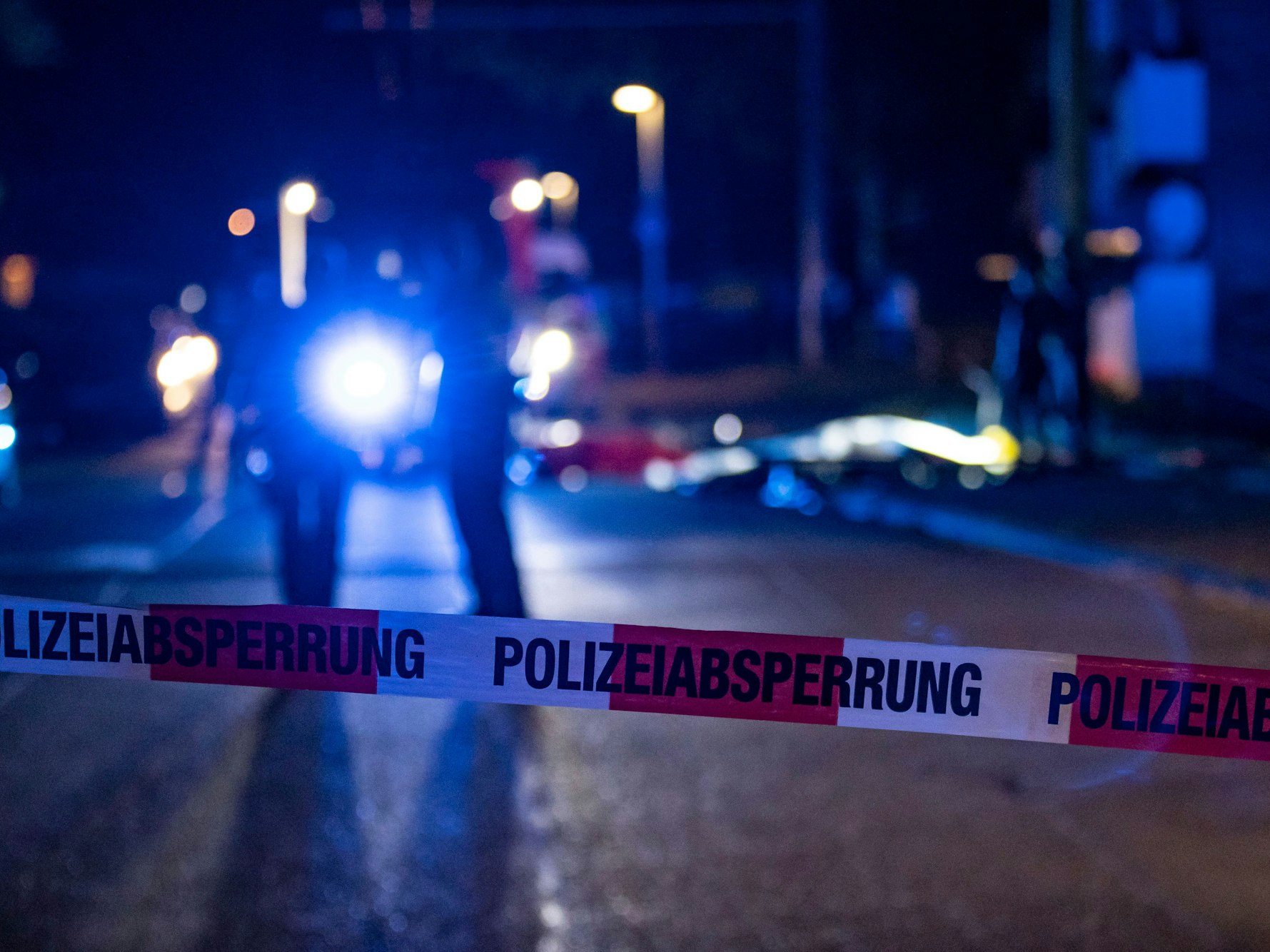Beamte der Polizei sichern einen abgesperrten Tatort.