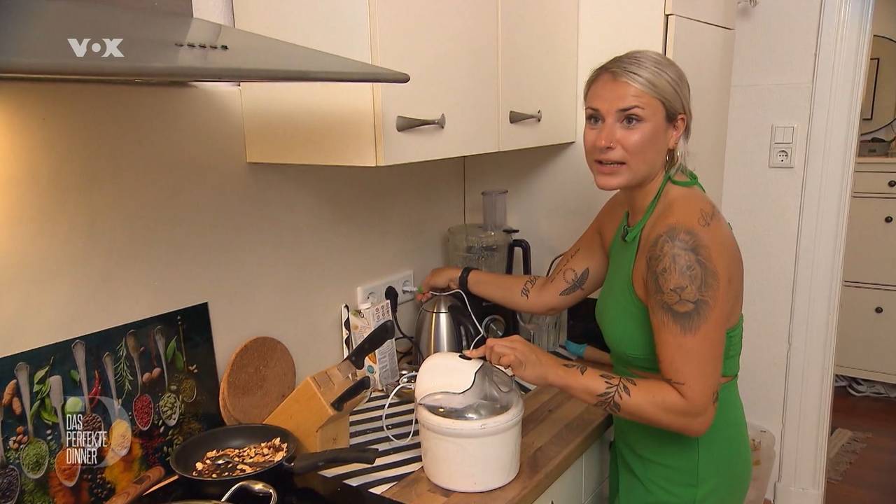 Sarah (27) beklagt den Hitzetod ihrer Eismaschine.
