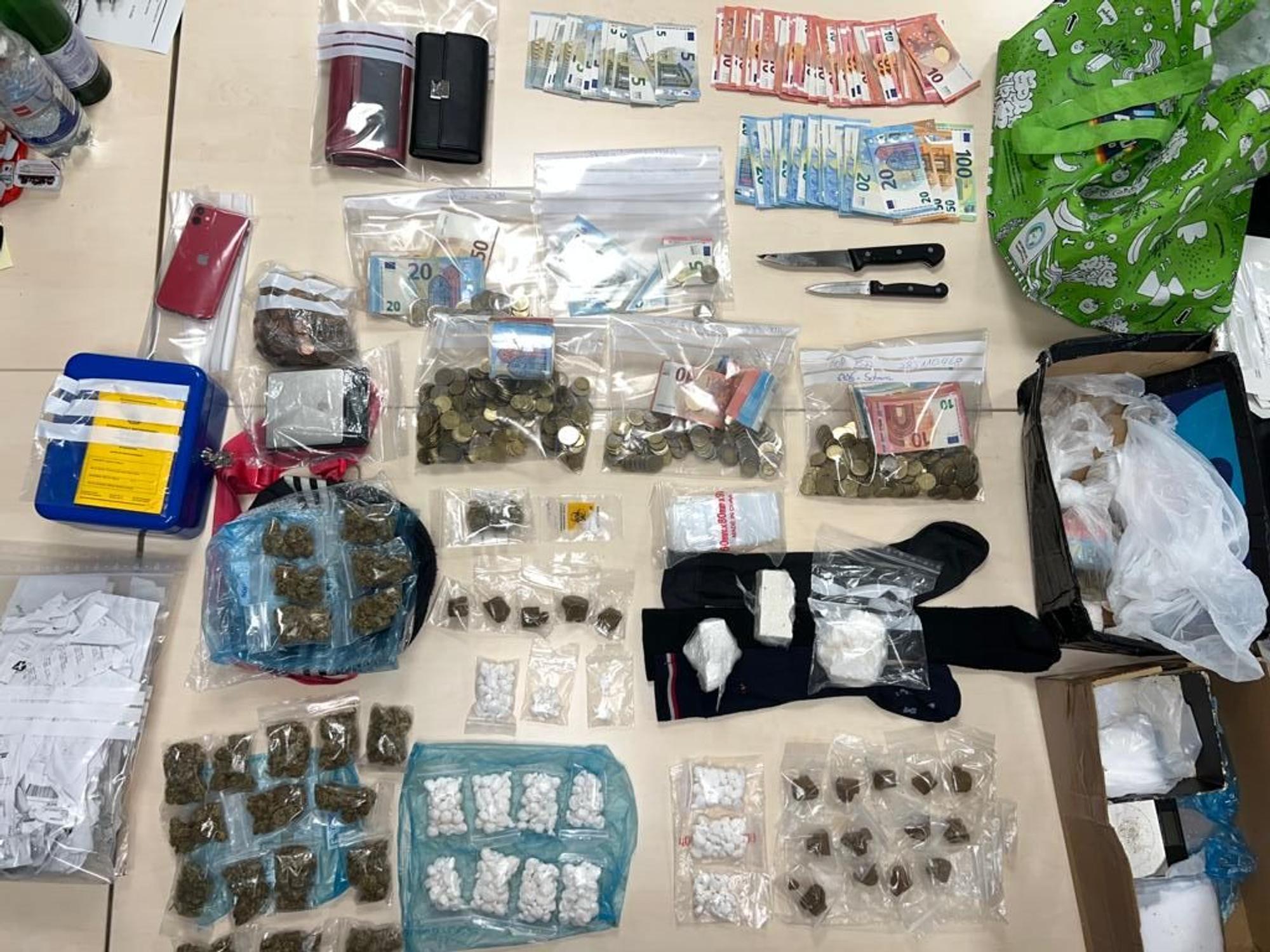 Von der Polizei beschlagnahmte Drogen und Geldscheine liegen auf einem Tisch.