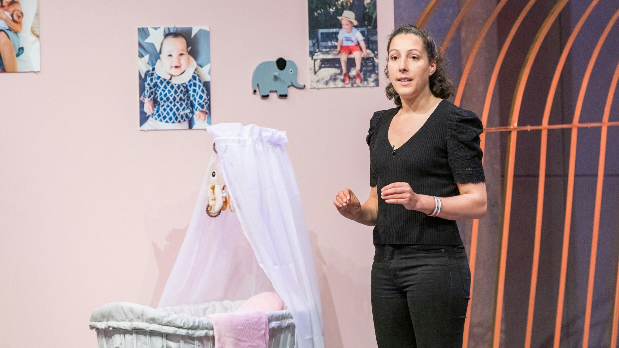 Thea Broszio präsentiert mit Mama Cooling Gel ein kühlendes Gel gegen Milchstau.