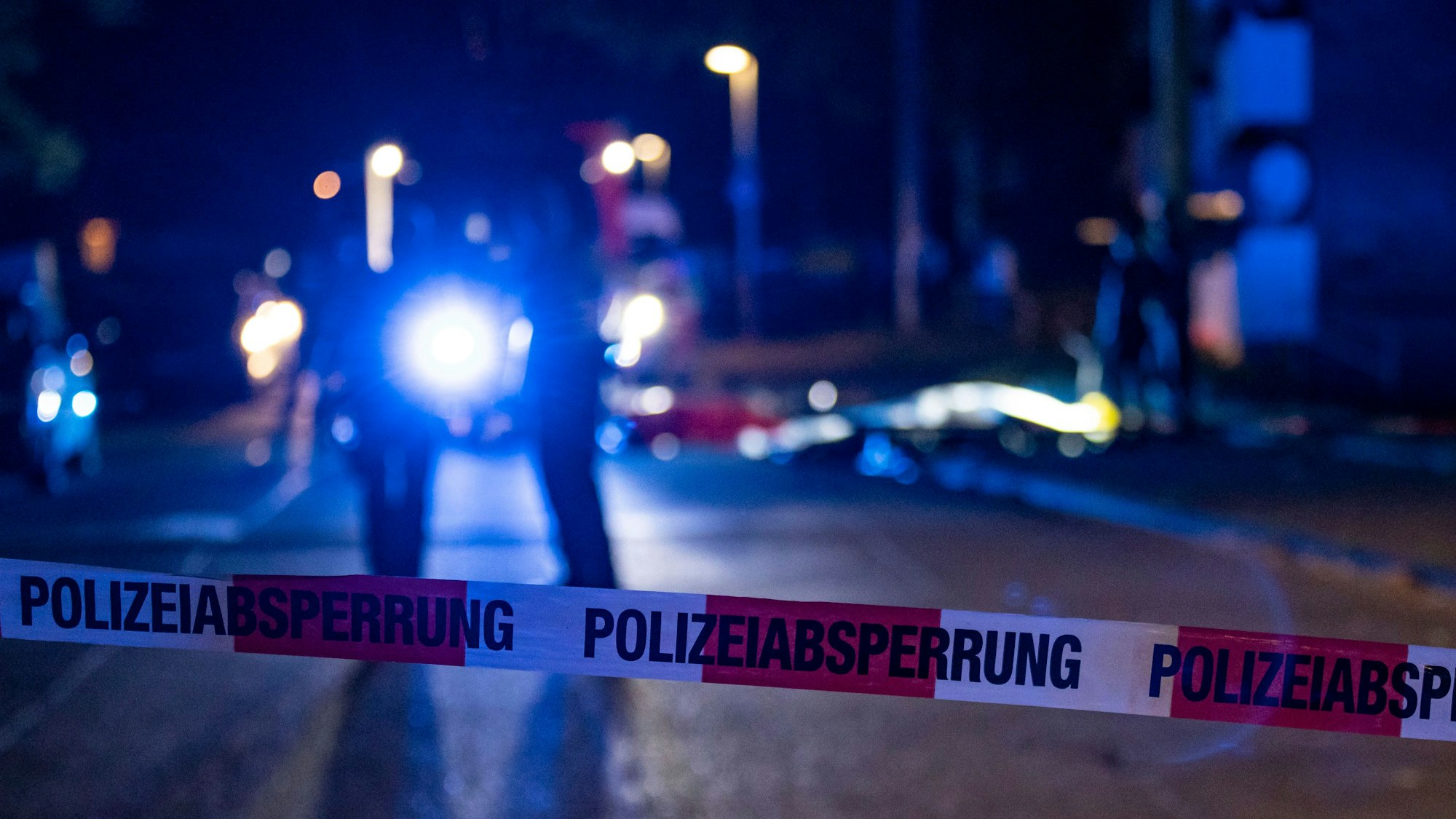 Beamte der Polizei sichern einen abgesperrten Tatort.