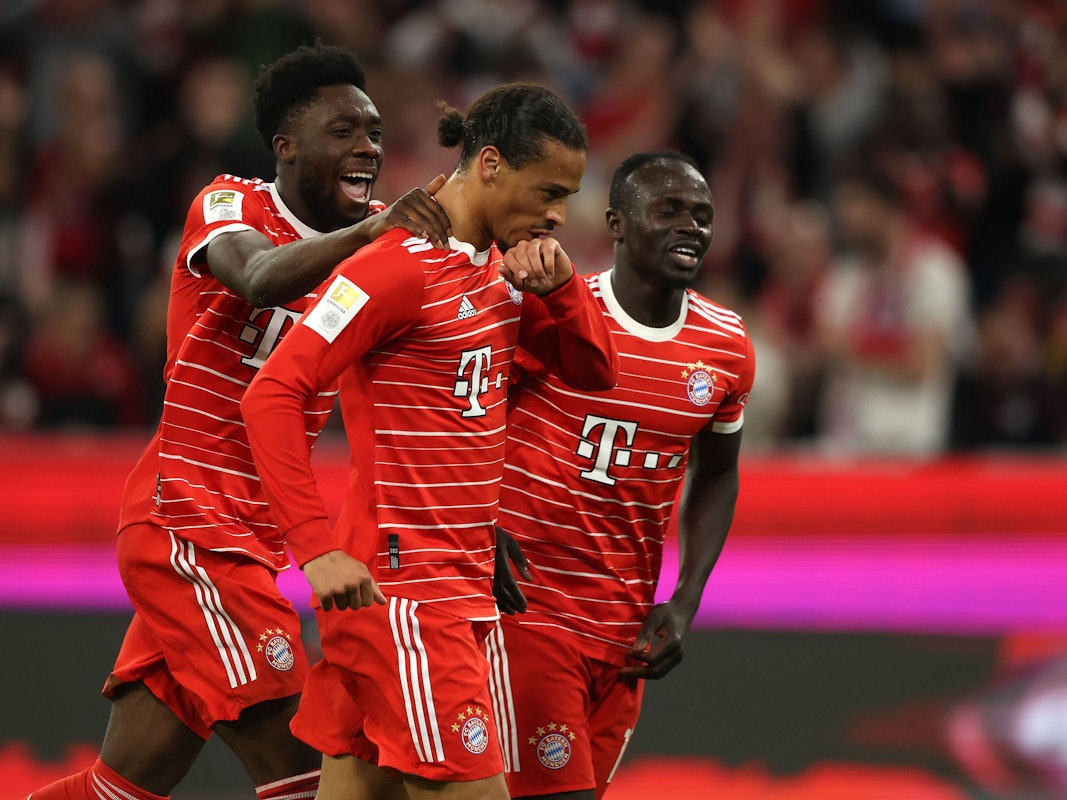 Leroy Sané, Alphonos Davies und Sadio Mané bejubeln ein Tor des FC Bayern München.