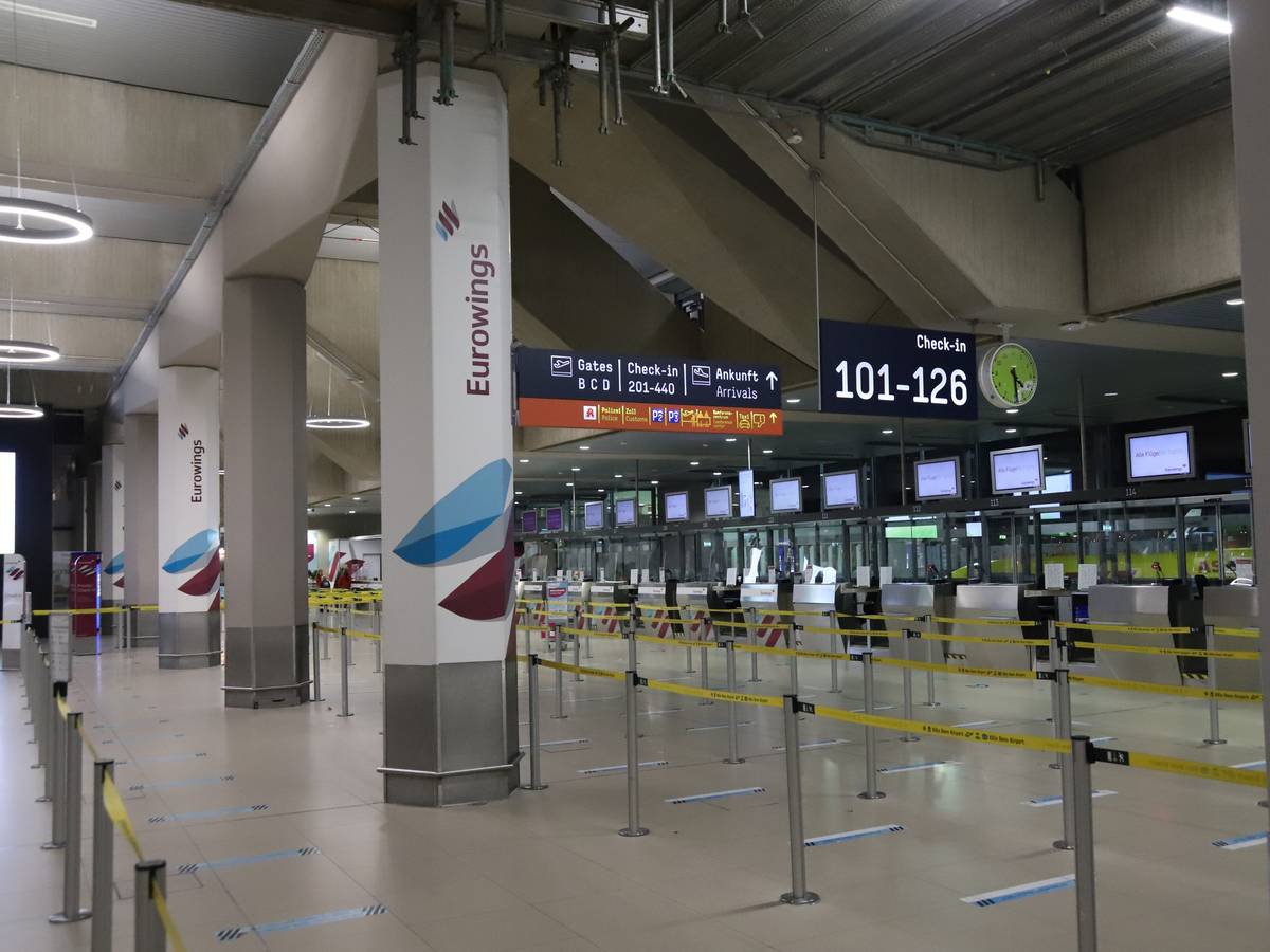 Eine leere Abflughalle am Flughafen Köln/Bonn. Die Pilotinnen und Piloten bei Eurowings streiken.