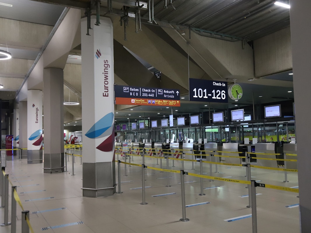 Eine leere Abflughalle am Flughafen Köln/Bonn. Die Pilotinnen und Piloten bei Eurowings streiken.