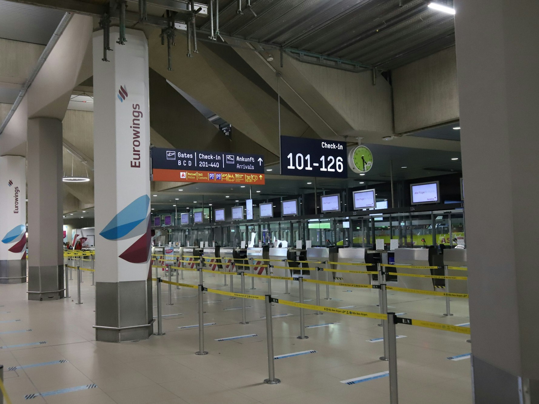 Eine leere Abflughalle am Flughafen Köln/Bonn. Die Pilotinnen und Piloten bei Eurowings streiken.