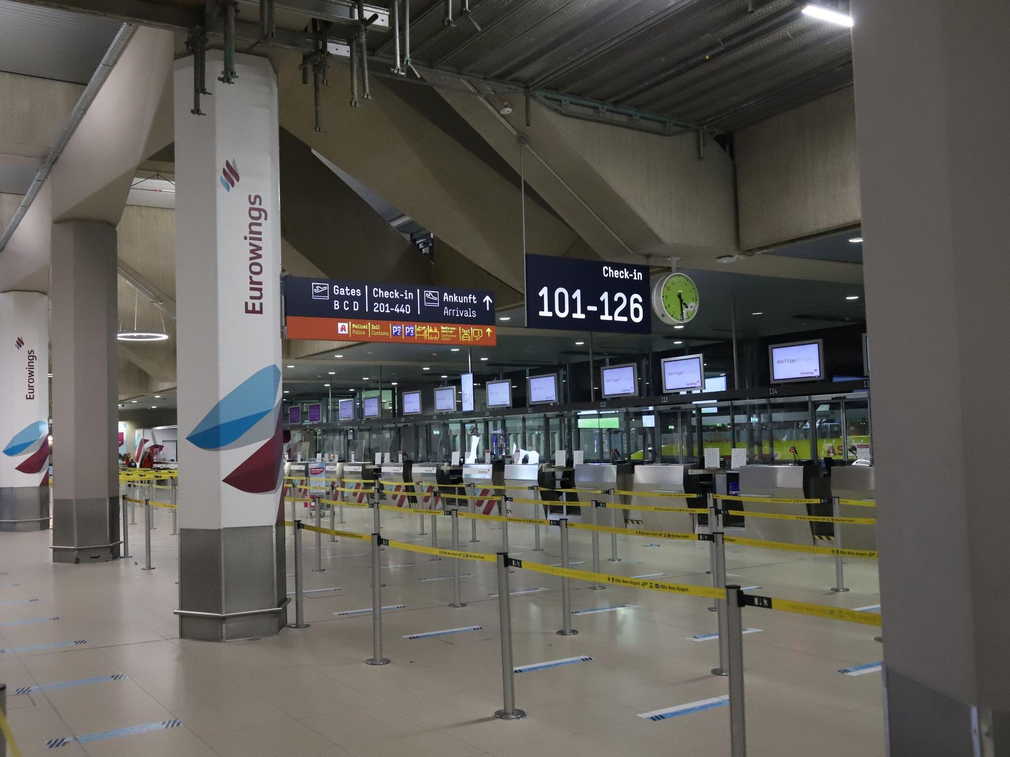 Eine leere Abflughalle am Flughafen Köln/Bonn. Die Pilotinnen und Piloten bei Eurowings streiken.