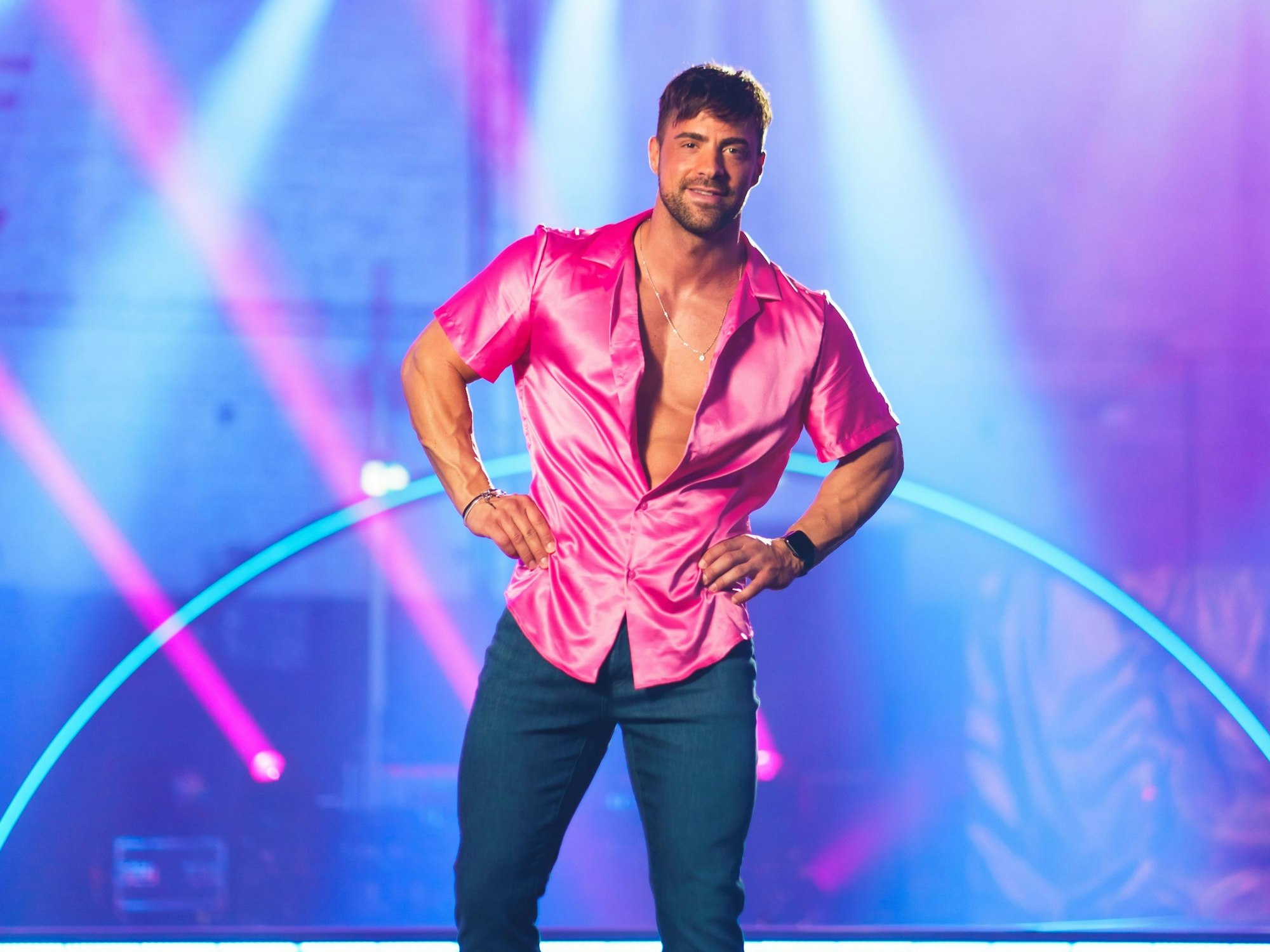 Tobias Wegener posiert für ein Foto.