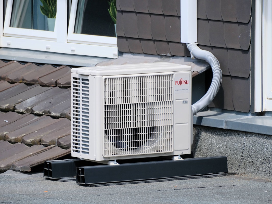 Ein Klimasplitgerät steht auf einem Dach in Düsseldorf.