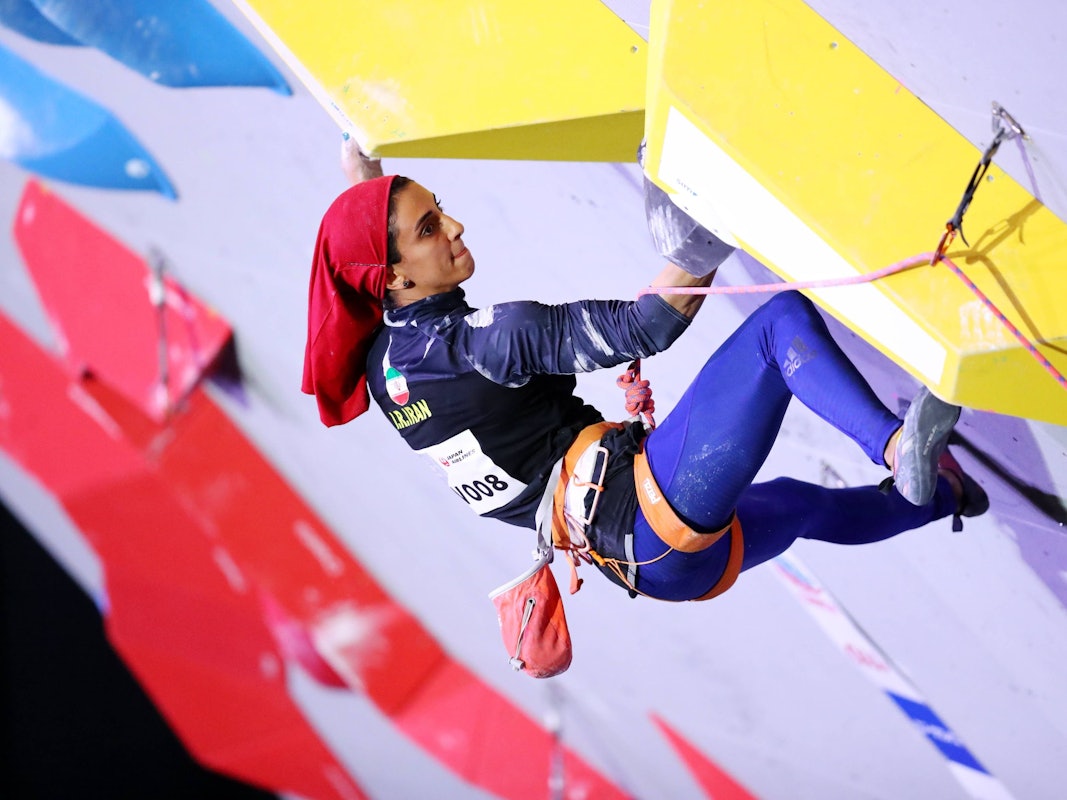 Elnaz Rekabi, mit Kopftuch, an der Kletterwand.