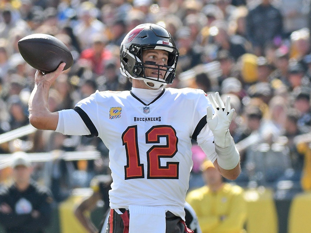 Tom Brady wirft einen Pass.