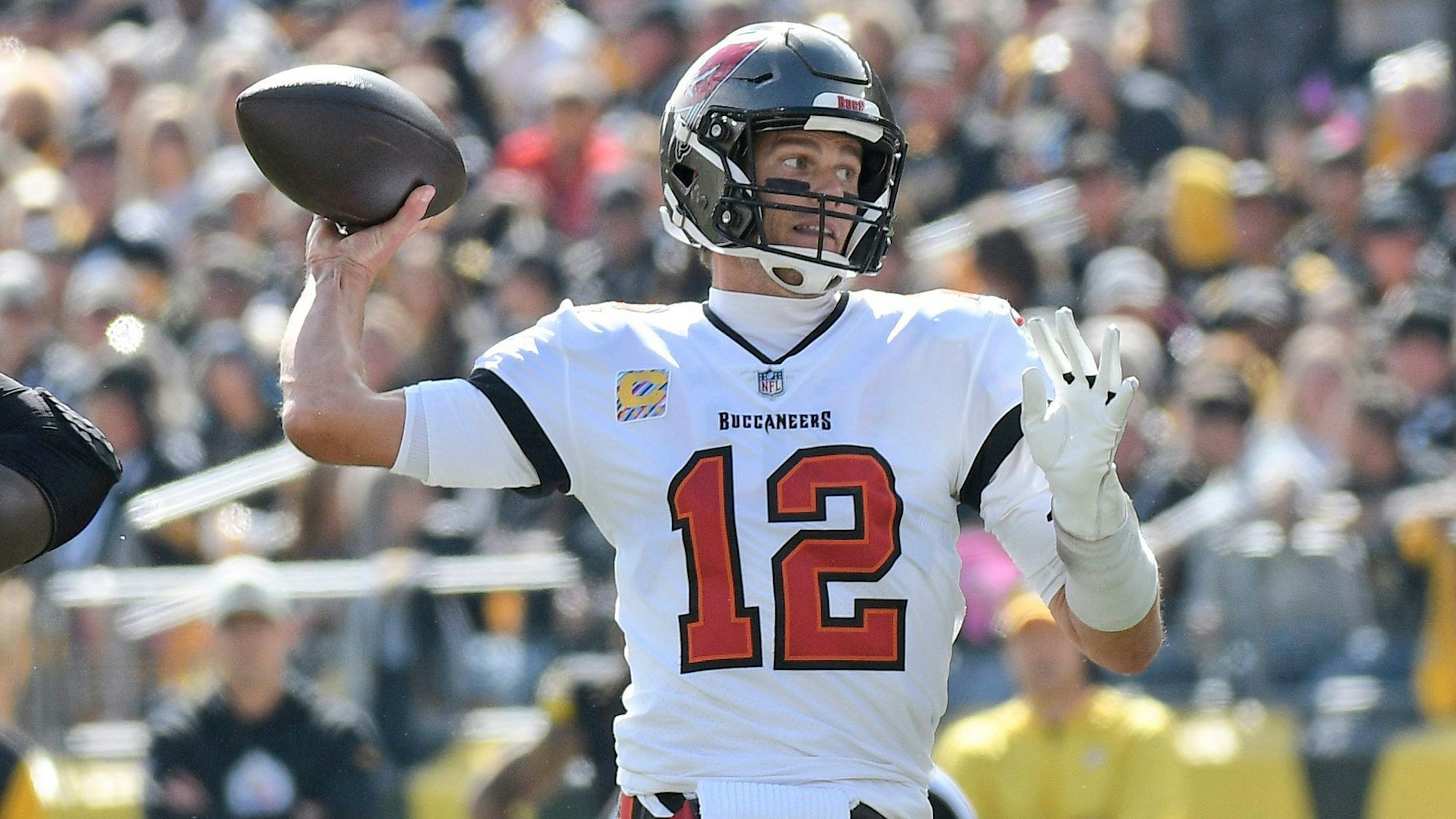 Tom Brady wirft einen Pass.