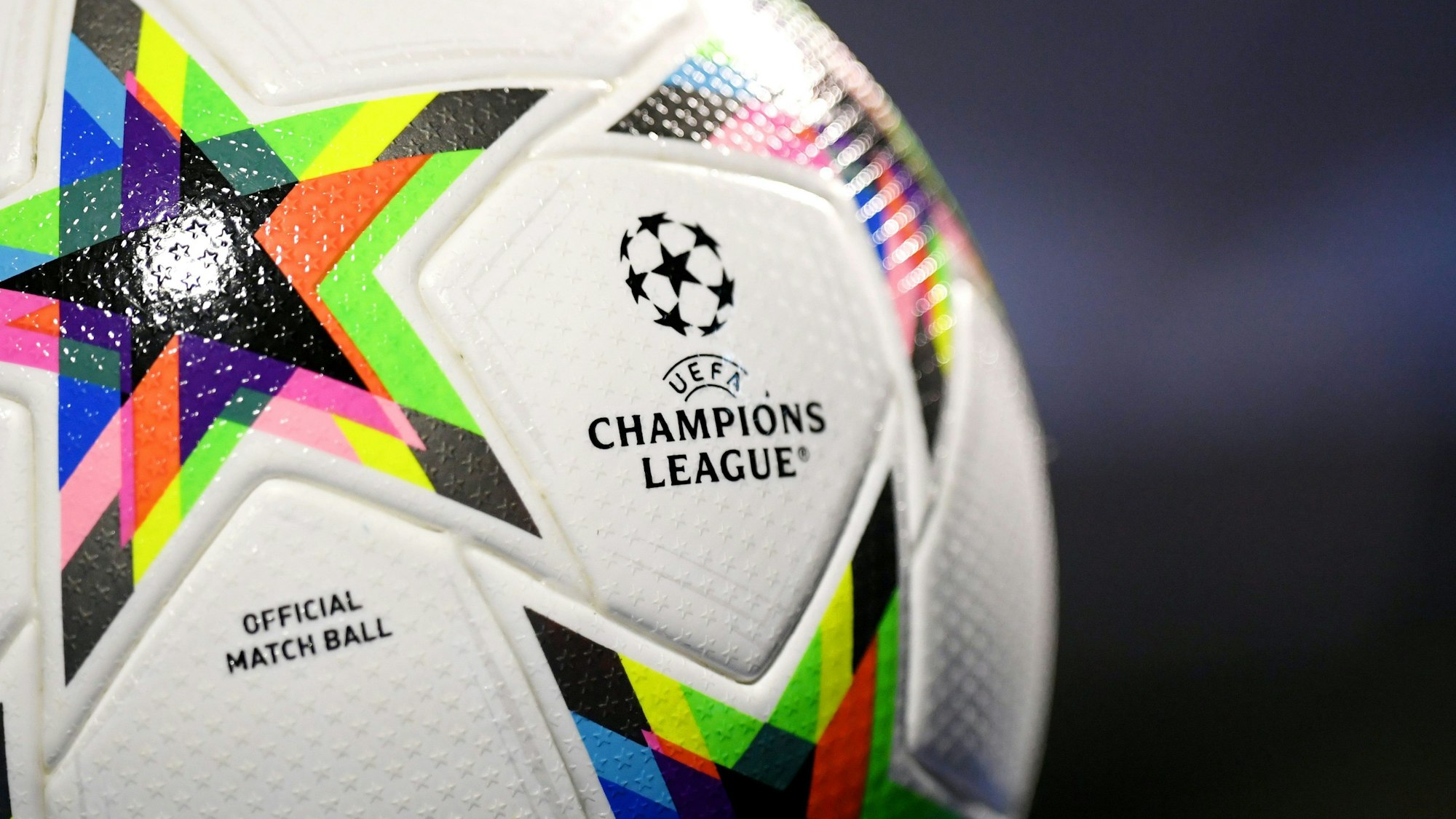 Das Champions-League-Logo auf einem Fußball.