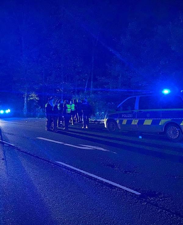 Polizei, Rettungskräfte und Feuerwehr an der Unfallstelle in Olsberg.