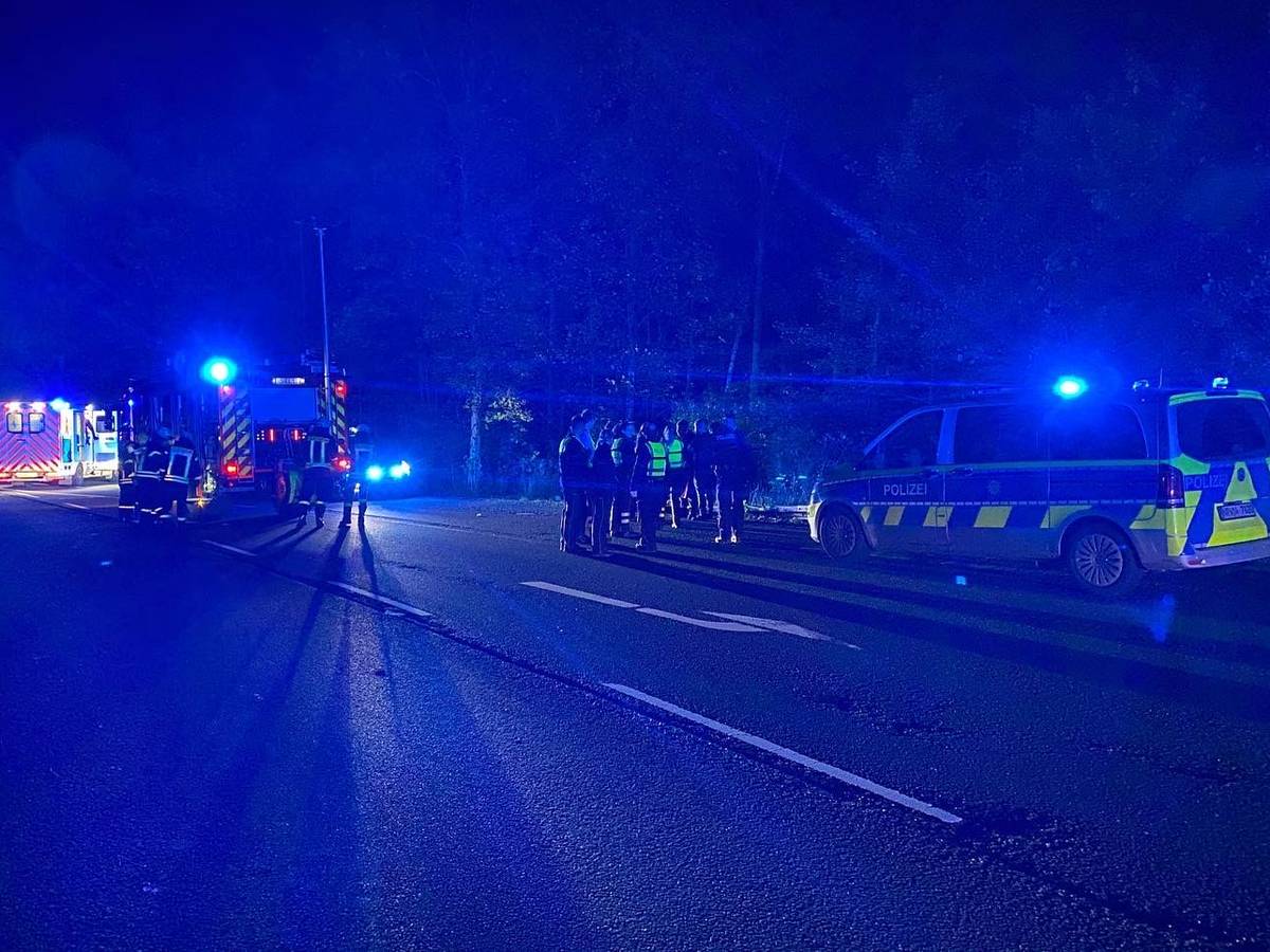 Polizei, Rettungskräfte und Feuerwehr an der Unfallstelle in Olsberg.