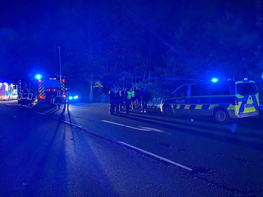 Polizei, Rettungskräfte und Feuerwehr an der Unfallstelle in Olsberg.