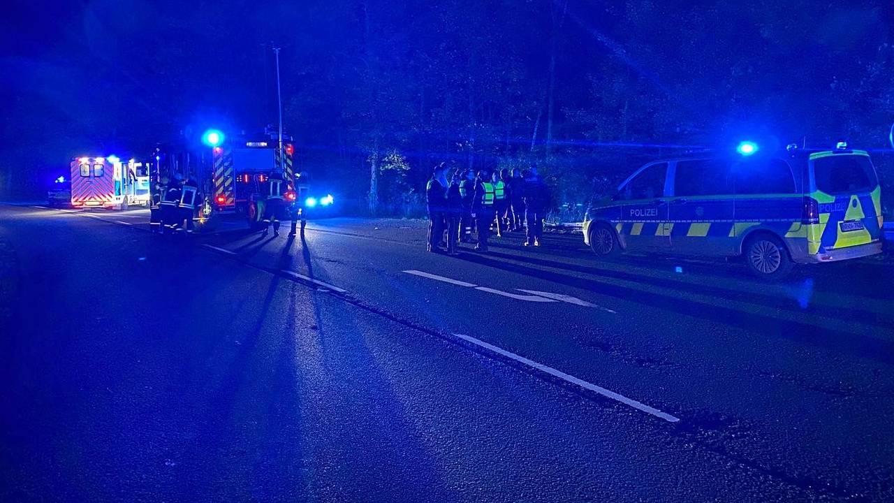 Polizei, Rettungskräfte und Feuerwehr an der Unfallstelle in Olsberg.