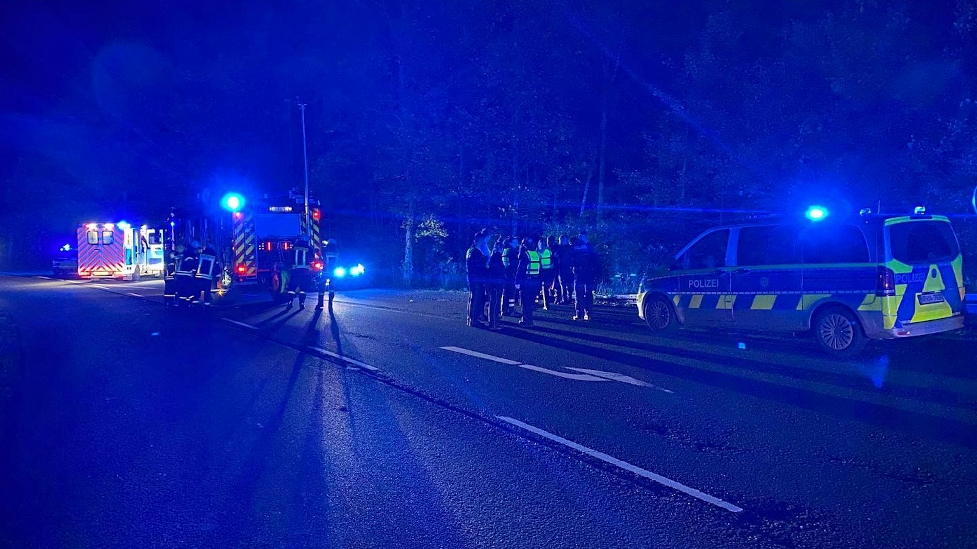 Polizei, Rettungskräfte und Feuerwehr an der Unfallstelle in Olsberg.