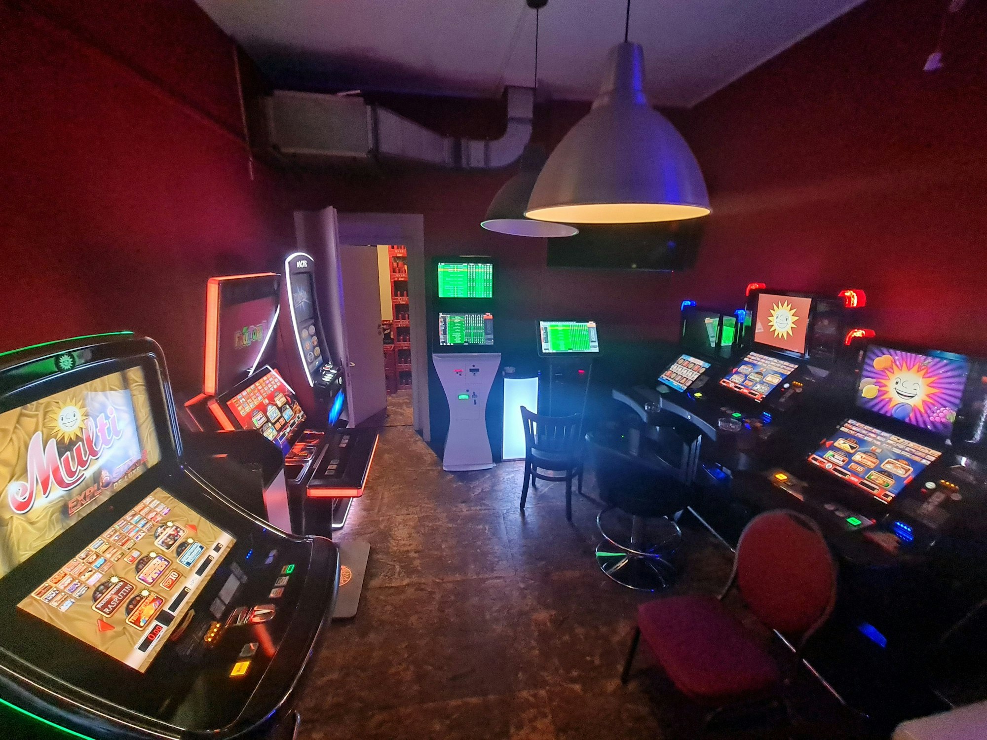 Mehrere Spielautomaten stehen in einem Raum.