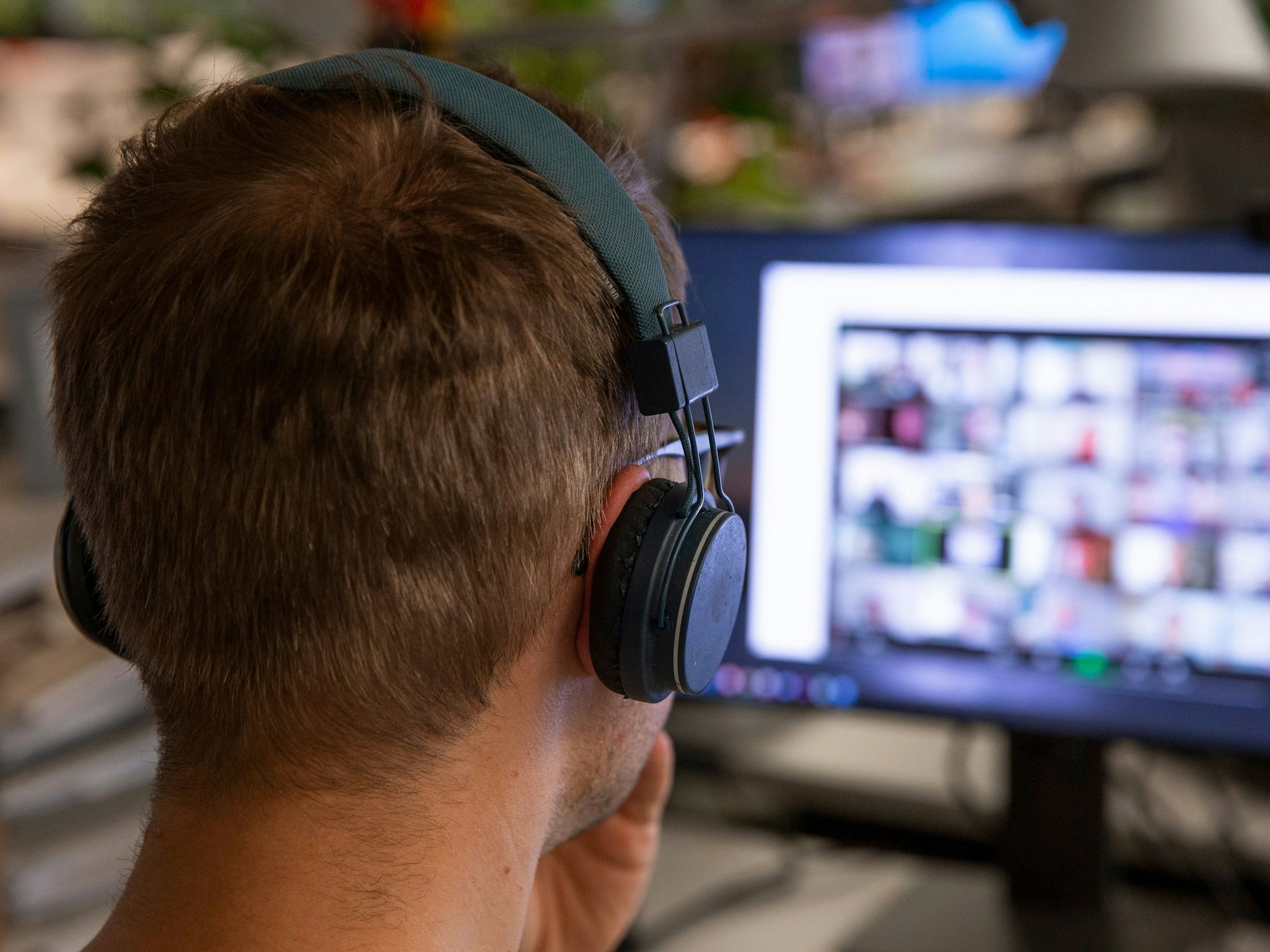 Ein Mann nimmt an einem Online-Meeting teil.