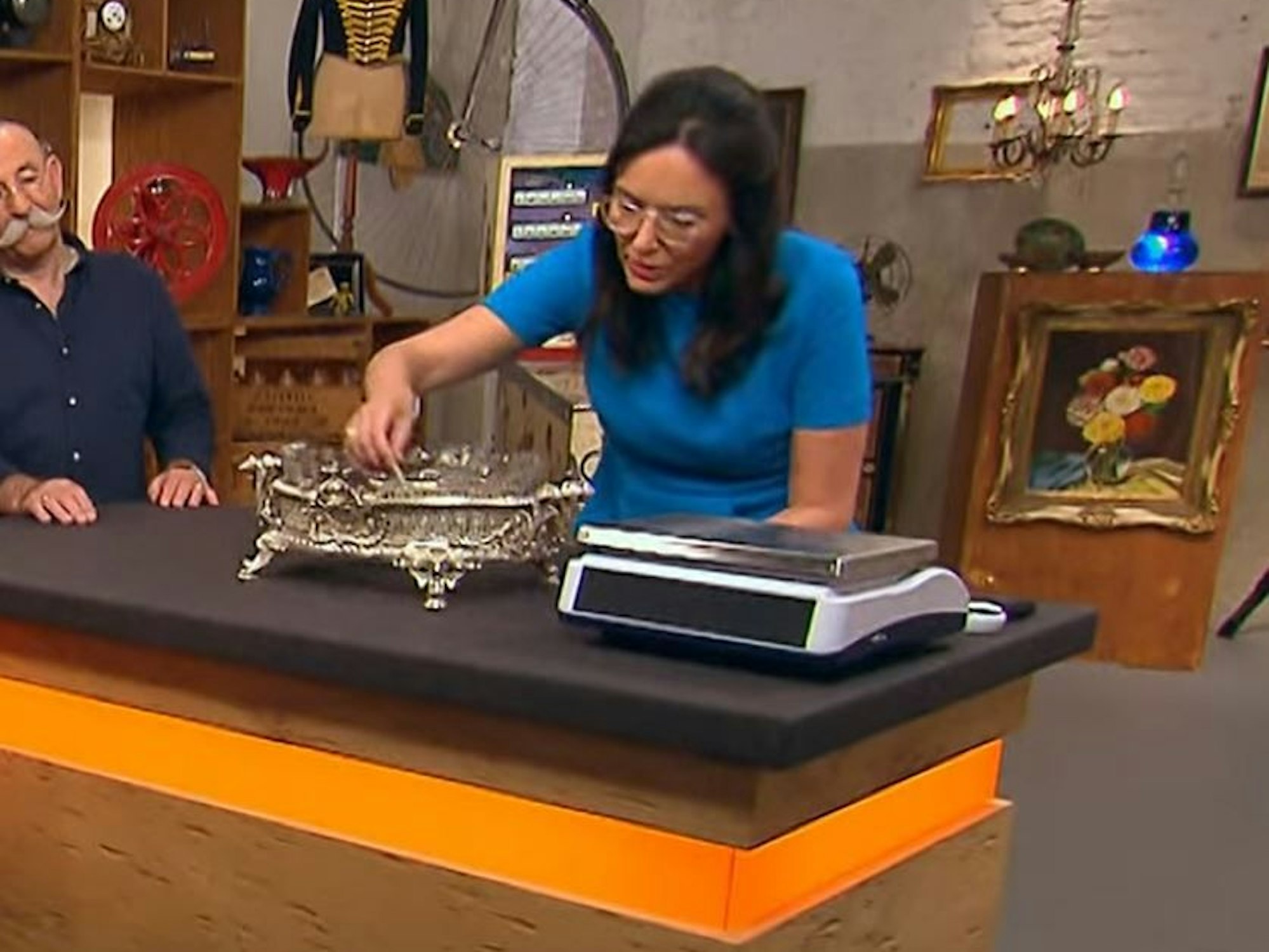 Das Foto zeigt Expertin Dr. Heide Rezepa-Zabel und Horst Lichter in der „Bares für Rares“-Folge vom 17. Oktober 2022.