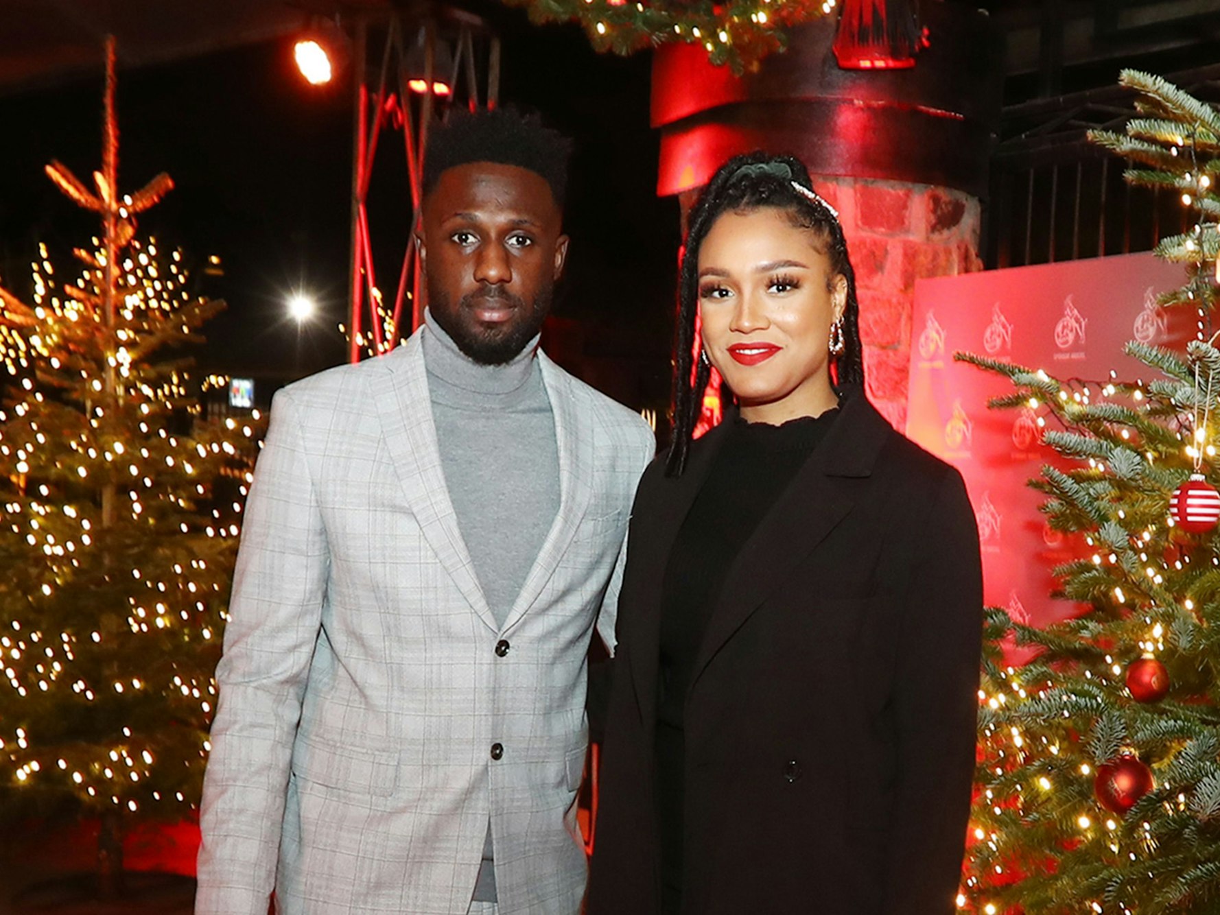 Kingsley Schindler gemeinsam mit seiner Frau Ashlee auf der Weihnachtsfeier des 1. FC Köln im Jahr 2019 (21. Dezember 2019).