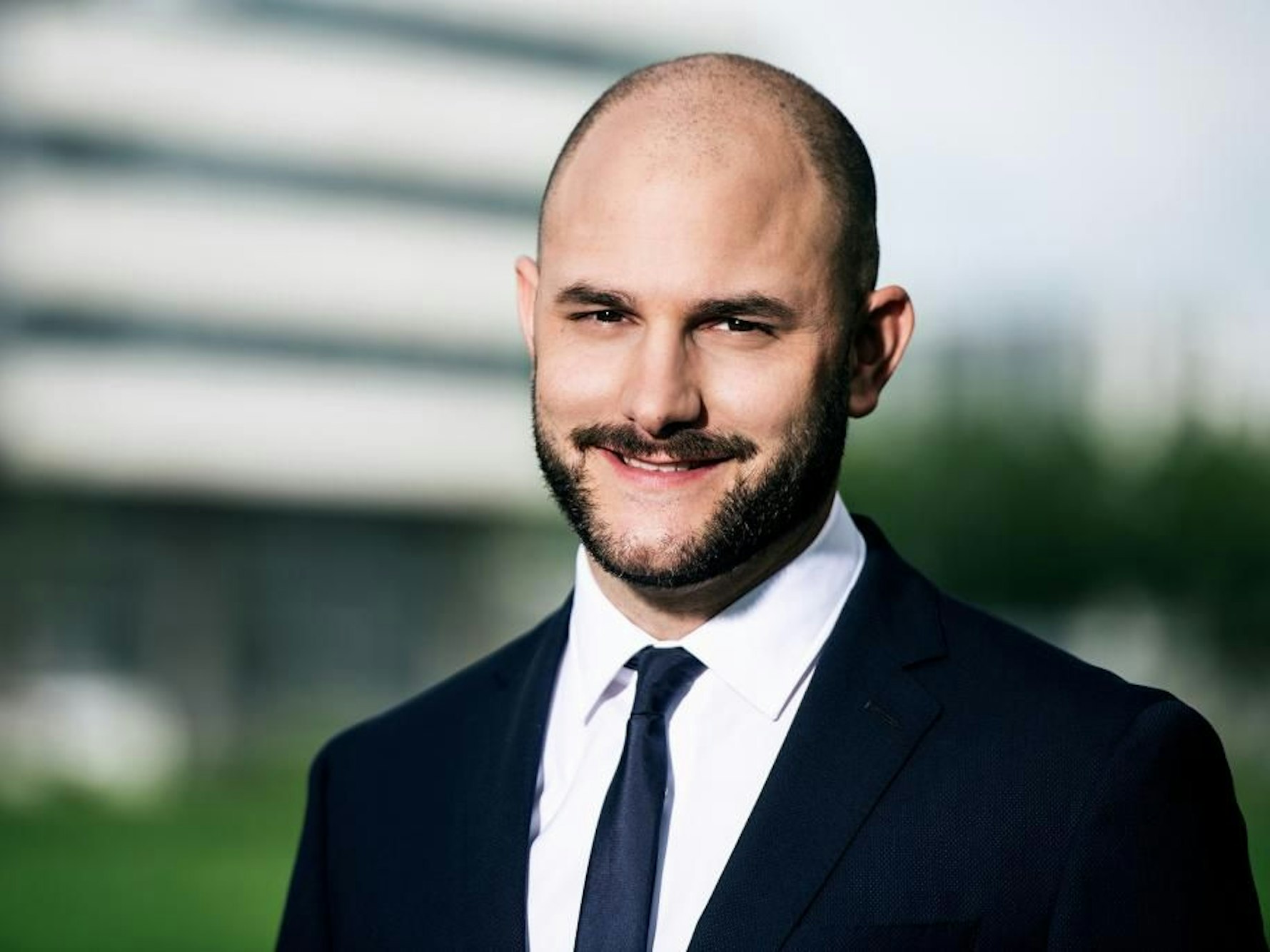 Michael Rauchenstein, Moderator der „Tagesschau“ beim Schweizer Sender SRF, schaut in die Kamera.