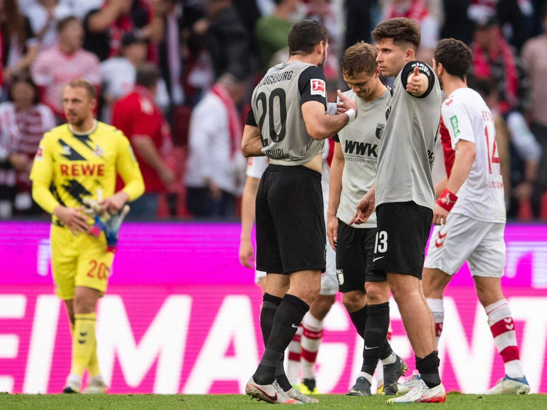Elvis Rexhbecaj verlor mit dem FC Augsburg gegen den 1. FC Köln.