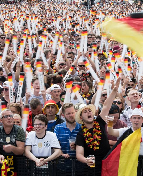 Fans beim Public Viewing auf der Berliner Fanmeile zur Fußball-Weltmeisterschaft.