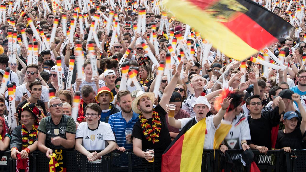 Fans beim Public Viewing auf der Berliner Fanmeile zur Fußball-Weltmeisterschaft.