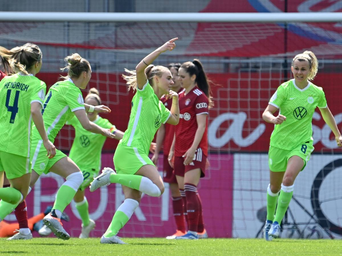 Die Frauen des VfL Wolfsburg bejubeln einen Treffer gegen Bayern München.